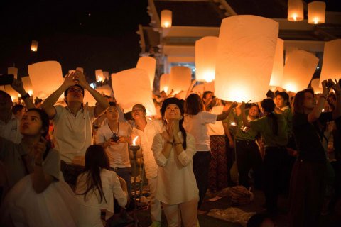 Loi-Krathong Chiang Mai by James McDonald